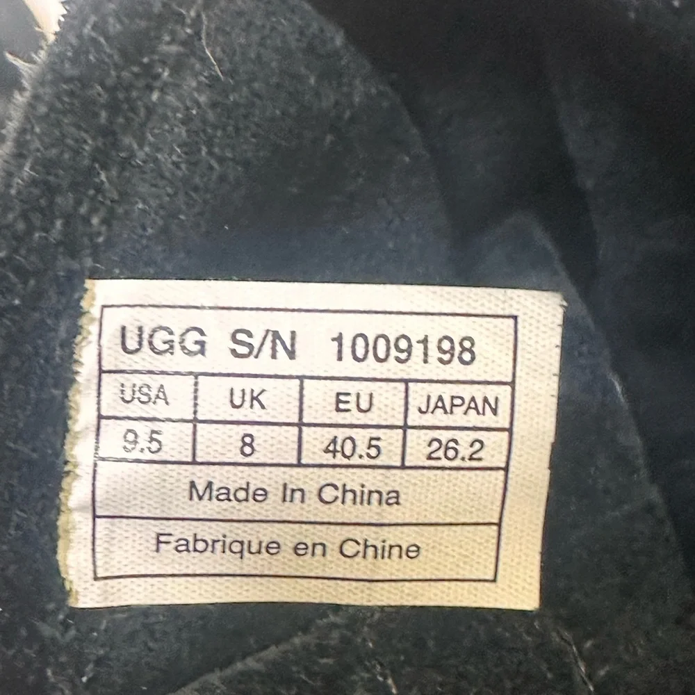 UGG elegant black